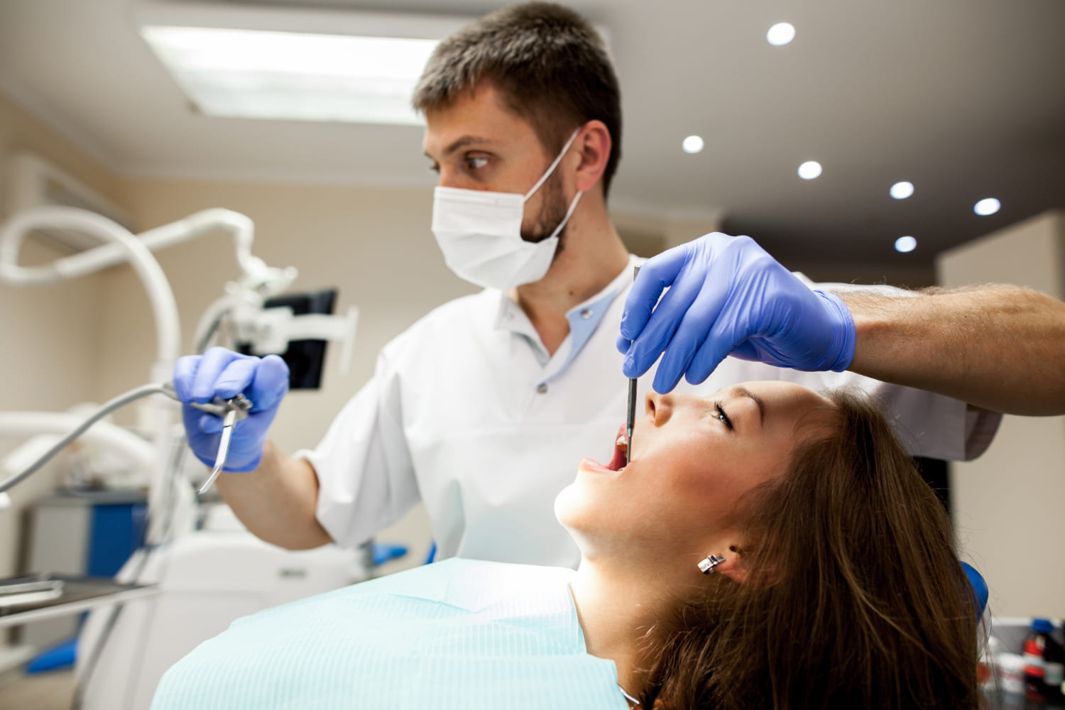 Dentista revisando posible periimplantitis en implante dental