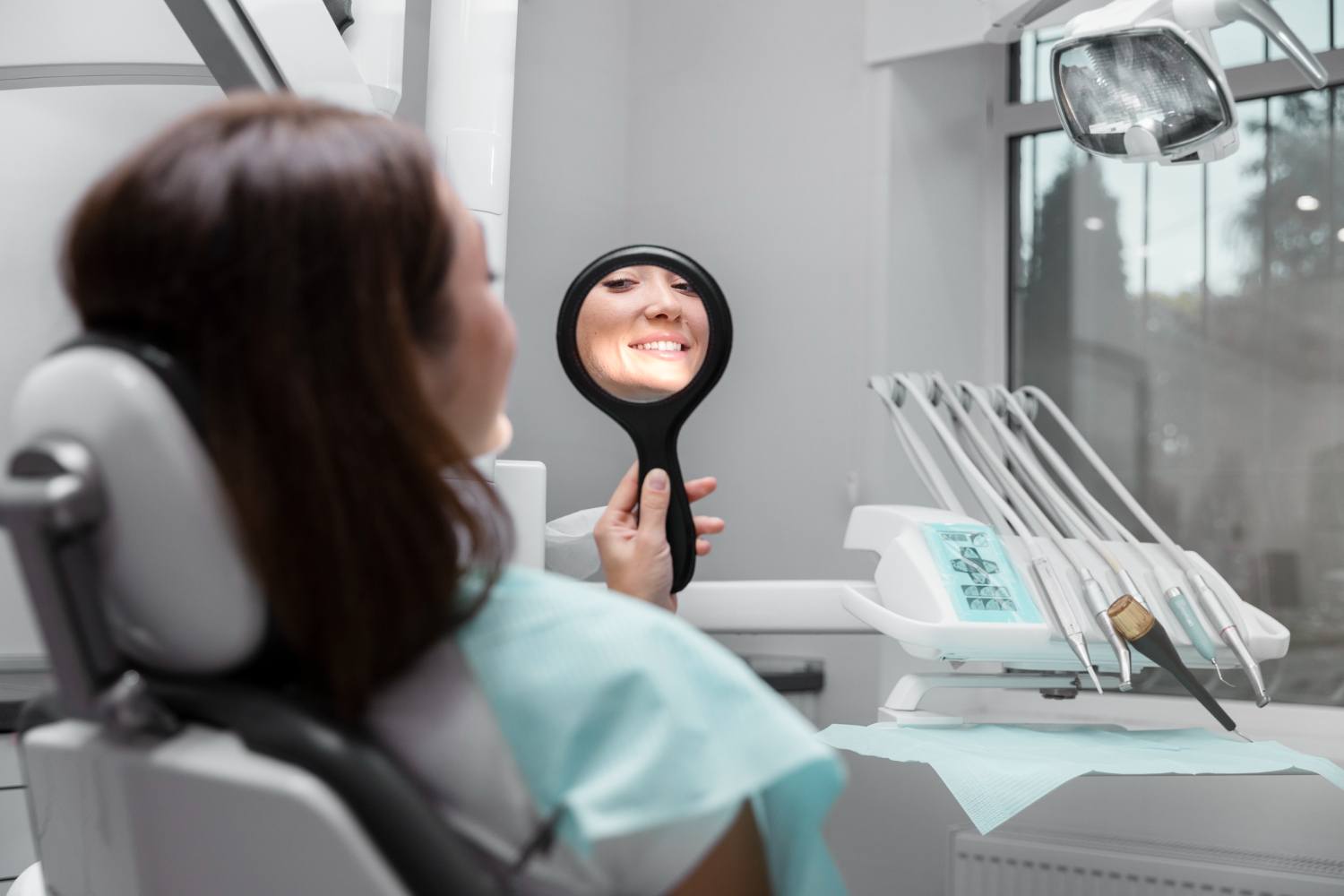 paciente realizandose blanqueamiento dental en espai dental